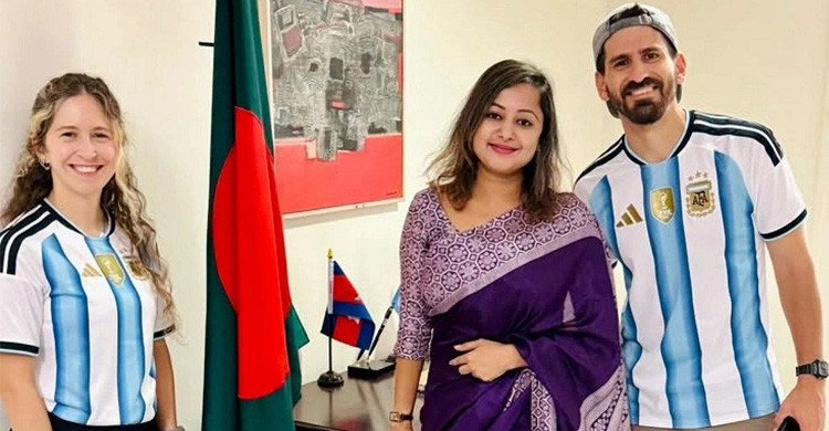 আর্জেন্টিনা-স্পেনের ফাইনাল দেখতে বাংলাদেশে এসেছেন দুই আর্জেন্টাইন নাগরিক